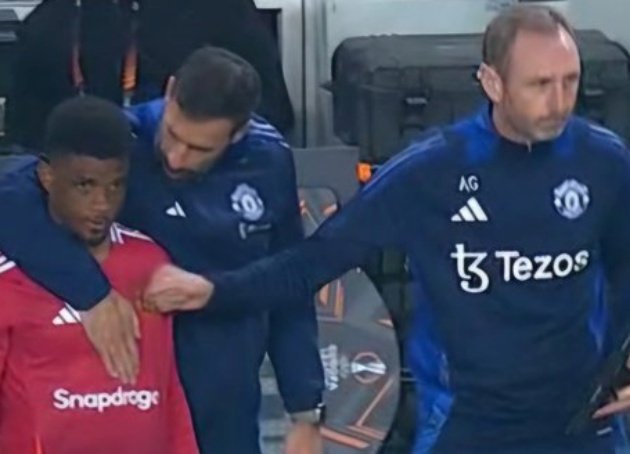 Amad Diallo bày tỏ thái độ bất mãn khi được tung vào sân muộn, đặt dấu hỏi về quyết định thay người của Erik ten Hag