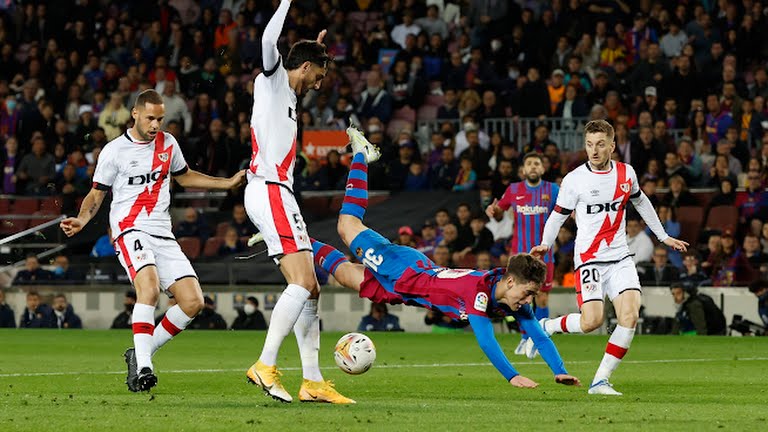 Gavi bị đẩy ngã trong vòng cấm nhưng Barca đã không được hưởng quả phạt đền 