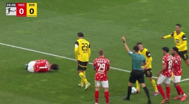 Thẻ đỏ của Emre Can đẩy Dortmund vào tình thế khó khăn sau thất bại trước Mainz