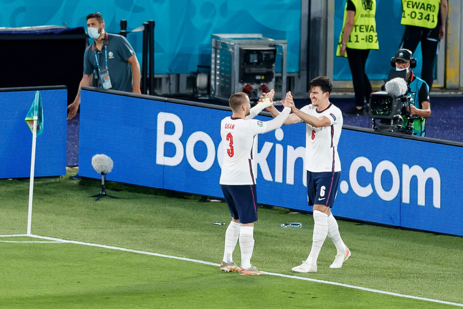 Maguire và Shaw ăn mừng trong chiến thắng trước Ukraine thứ Bảy vừa qua Maguire và Shaw ăn mừng trong chiến thắng trước Ukraine thứ Bảy vừa qua