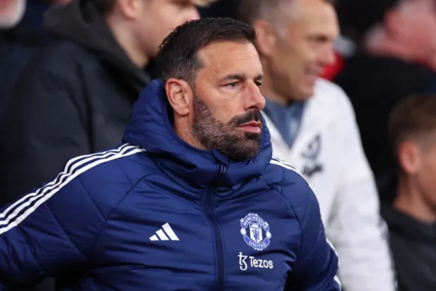 Ruud van Nistelrooy nổi lên như ứng viên tiềm năng thay thế Erik ten Hag tại Manchester United