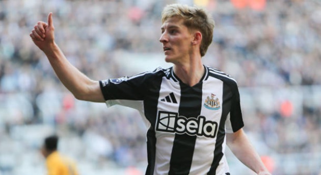 Anthony Gordon bác bỏ tin đồn chuyển nhượng sang Liverpool, khẳng định tương lai tại Newcastle