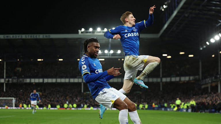 Iwobi là người hùng của trận đấu với bàn thắng ở phút 90+9 Iwobi là người hùng của trận đấu với bàn thắng ở phút 90+9