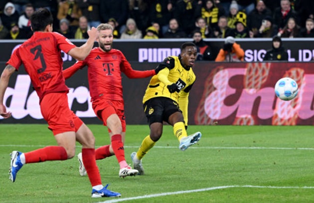 Bayern Munich cầm chân Dortmund trong trận cầu kịch tính, Musiala tỏa sáng ở phút cuối