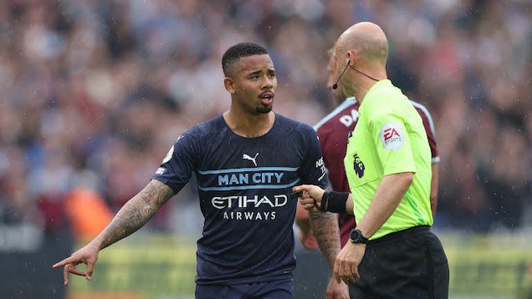 Jesus bị phạm lỗi trong vòng cấm địa nhưng Mahrez đã không tận dụng thành công Jesus bị phạm lỗi trong vòng cấm địa nhưng Mahrez đã không tận dụng thành công