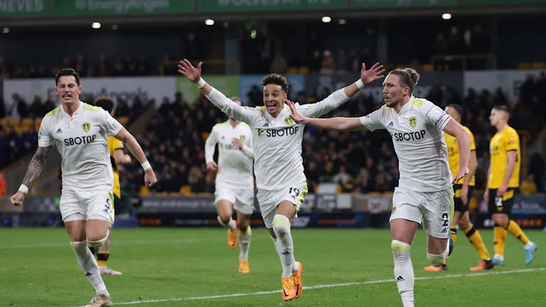 Leeds United có màn lội ngược dòng đầy cảm xúc trước Wolves