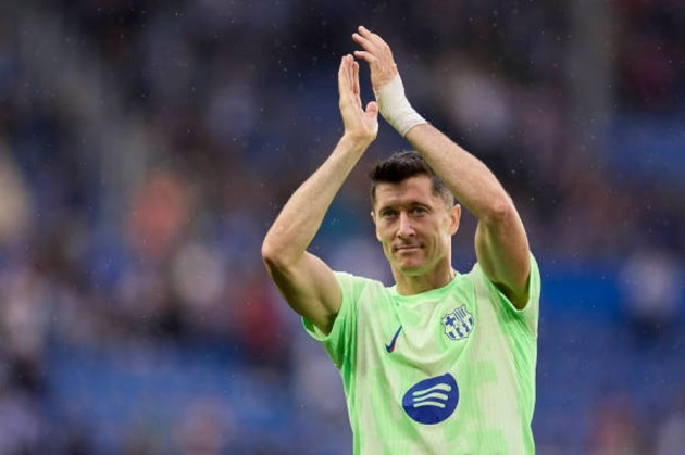 Robert Lewandowski lập hat-trick giúp Barcelona đánh bại Alaves, dẫn đầu La Liga