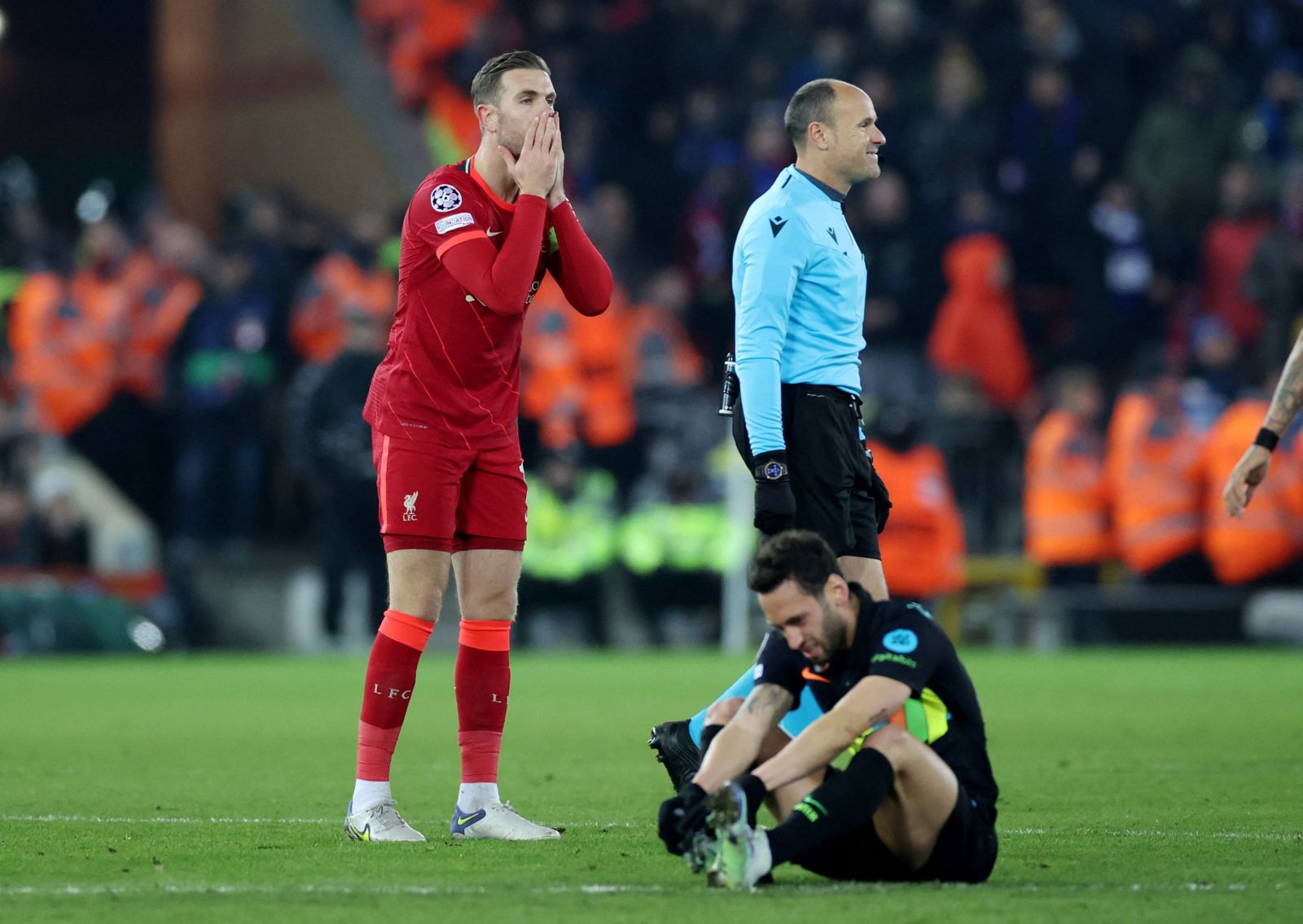 Liverpool để thua nhưng vẫn dành vé đi tiếp 