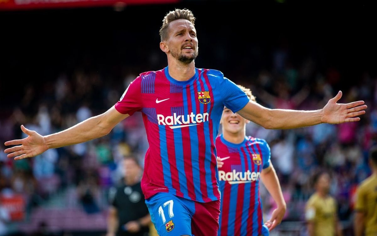 Lukk De Jong có bàn thắng may mắn