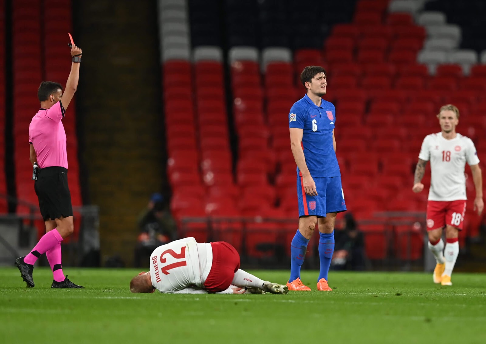 Maguire vô cùng tuyệt vọng sau khi nhận thẻ đỏ trong hiệp một trận gặp Đan Mạch Maguire vô cùng tuyệt vọng sau khi nhận thẻ đỏ trong hiệp một trận gặp Đan Mạch