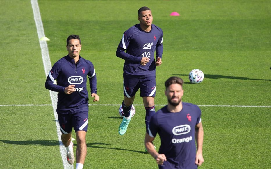 Mbappe không vui khi tập luyện