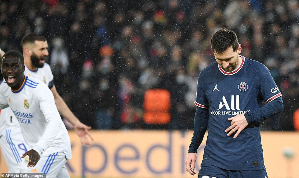 Messi tỏ ra bất lực với các đồng đội tại PSG