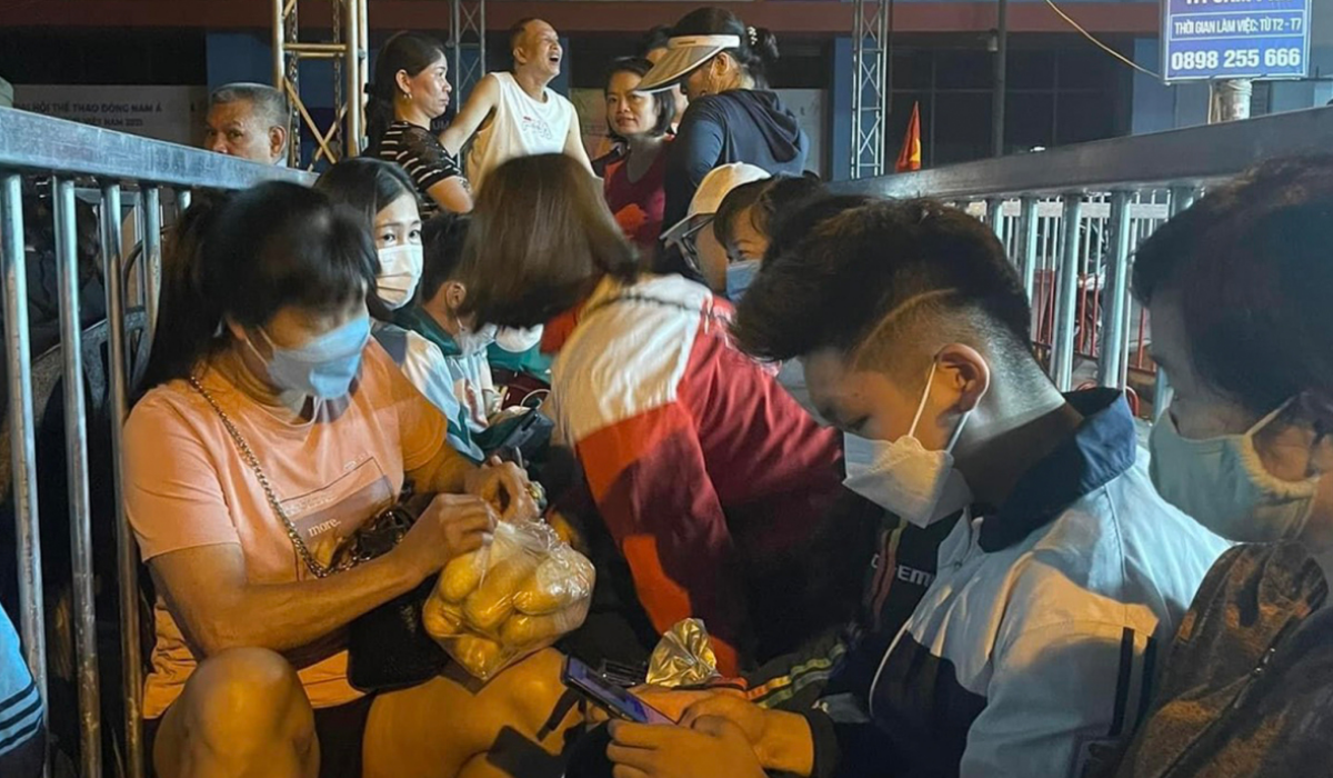 Nhiều CĐV đã xếp hàng từ sớm để nhận vé vào sân xem U23 nữ Việt Nam thi đấu
