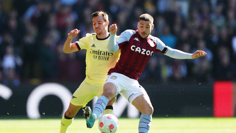 Pháo Thủ liên tục tạo ra sức ép khiến cho các cầu thủ đội chủ nhà không thể lên bóng