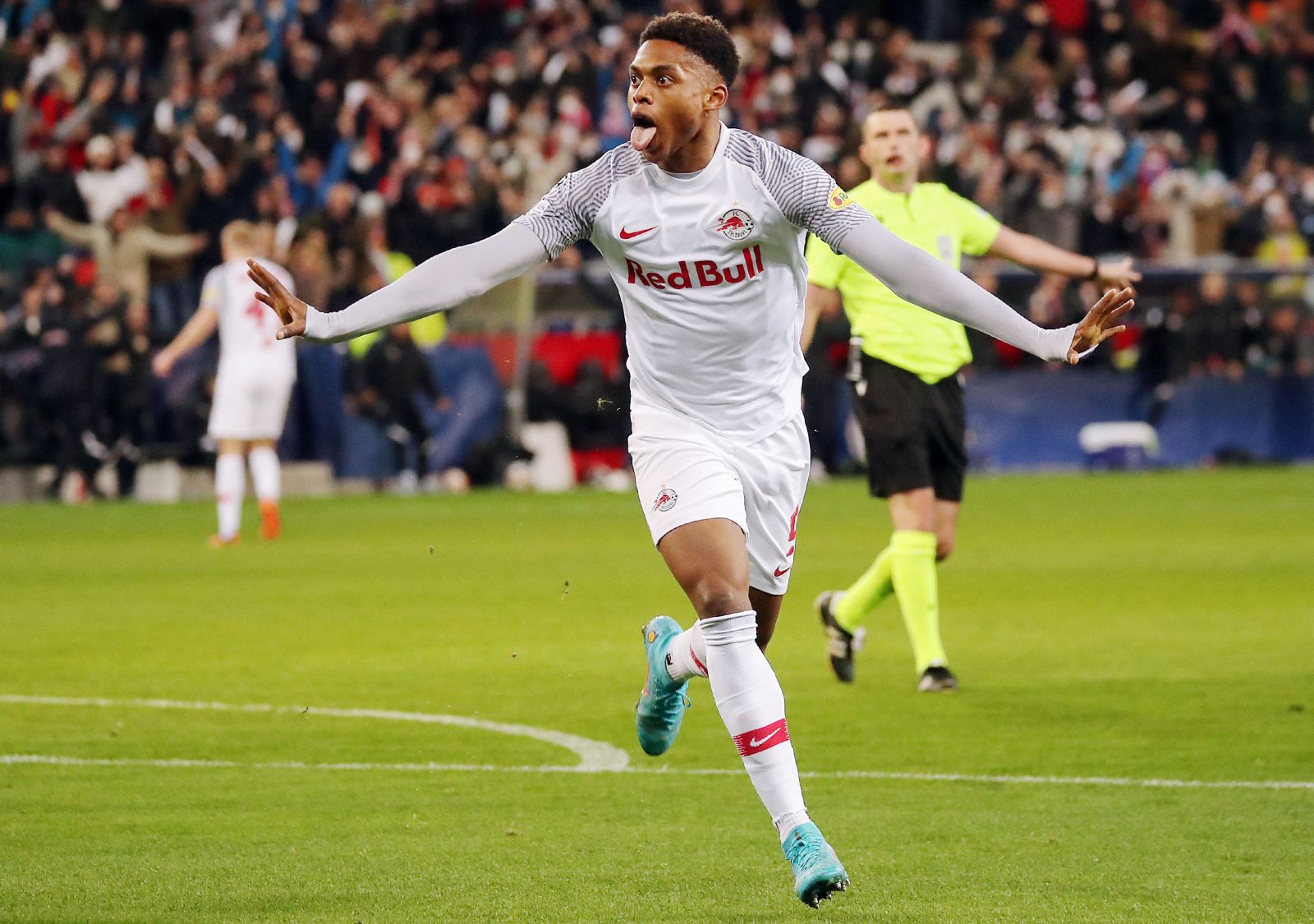 RB Salzburg trở thành đội hình trẻ nhất từng góp mặt tại vòng loại trực tiếp C1