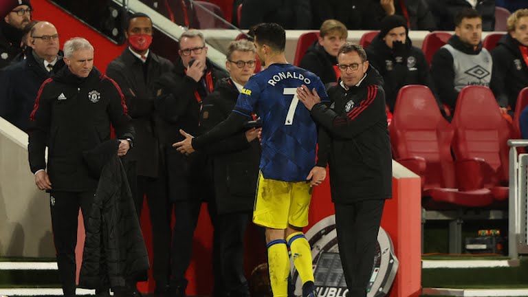 Ronaldo tỏ ra tức giận sau khi bị thay ra ở phút thứ 70 Ronaldo tỏ ra tức giận sau khi bị thay ra ở phút thứ 70