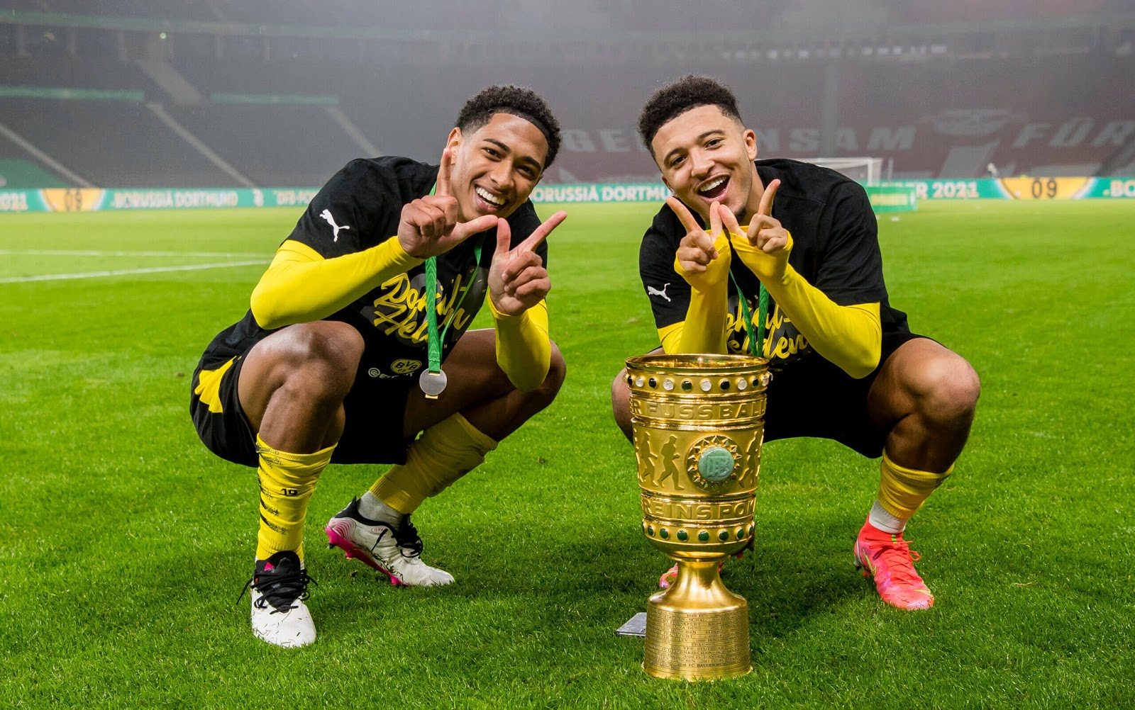 Sancho ăn mừng chức vô địch cùng  Jude Bellingham Sancho ăn mừng chức vô địch cùng  Jude Bellingham