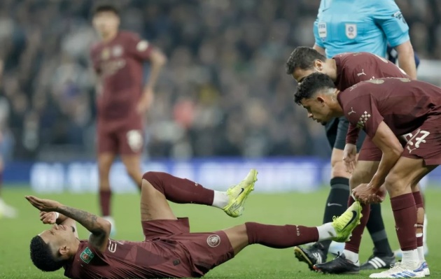 Chấn thương hành hạ, Man City mở đường cho Liverpool trong cuộc đua vô địch Premier League