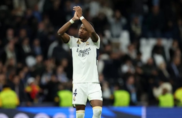 David Alaba sắp trở lại, thắp sáng hy vọng cho hàng thủ Real Madrid đang khủng hoảng