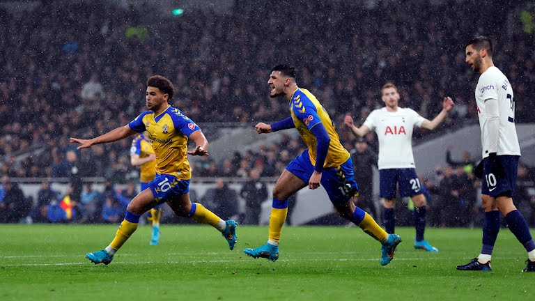 Spurs vừa bị đội khách Southampton lội ngược dòng với tỷ số 2-3 Spurs vừa bị đội khách Southampton lội ngược dòng với tỷ số 2-3