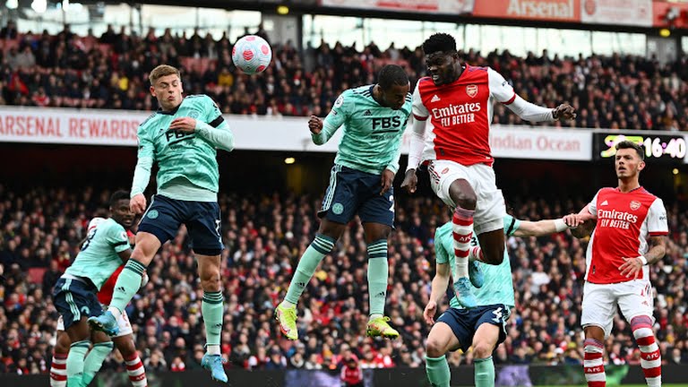 Thomas Partey góp dấu giày trong hai bàn thắng của Pháo Thủ, trong đó có 1 bàn thắng