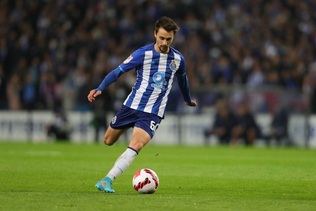 Tiền vệ 22 tuổi sở hữu cái chân trái ấn tượng và khả năng thi đấu linh hoạt nhiều vị trí Tiền vệ 22 tuổi sở hữu cái chân trái ấn tượng và khả năng thi đấu linh hoạt nhiều vị trí