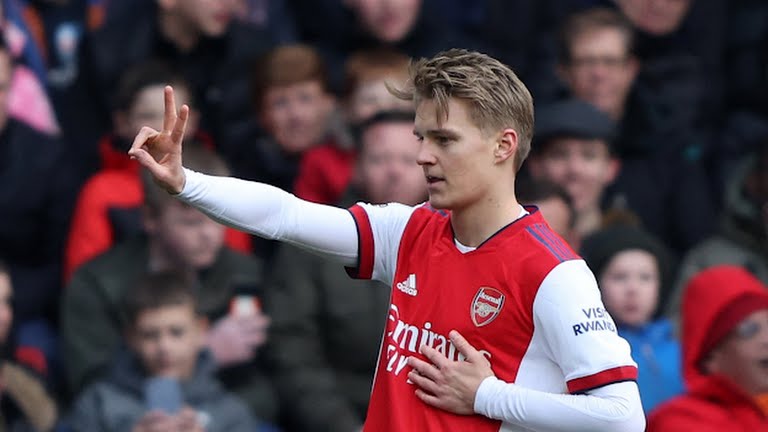 Tiền vệ Martin Odegaard giúp cho Arsenal vươn lên ngay ở phút thứ 5 của trận đấu
