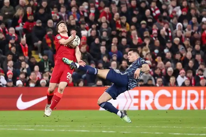 Xhaka nhận thẻ đỏ 