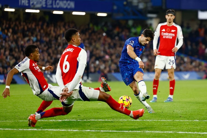 Arsenal tiếp tục sụp đổ trong cuộc đua vô địch sau trận hòa đau đớn với Chelsea