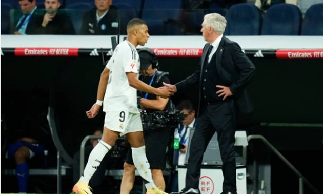 Thắng lợi nhọc nhằn của Real Madrid Sự linh hoạt trong đội hình, bầu không khí khác lạ tại Bernabéu và cột mốc đáng nhớ của Ancelotti