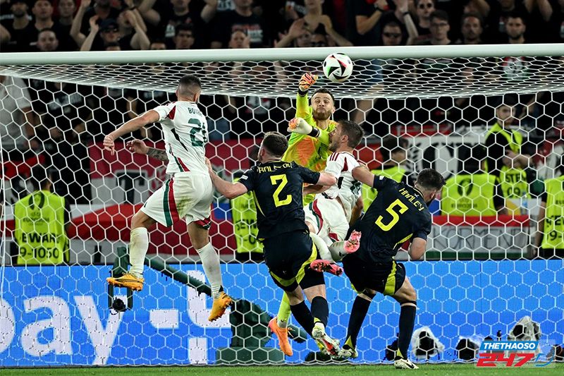 Thủ thành Angus Gunn va chạm với Barnabas Varga