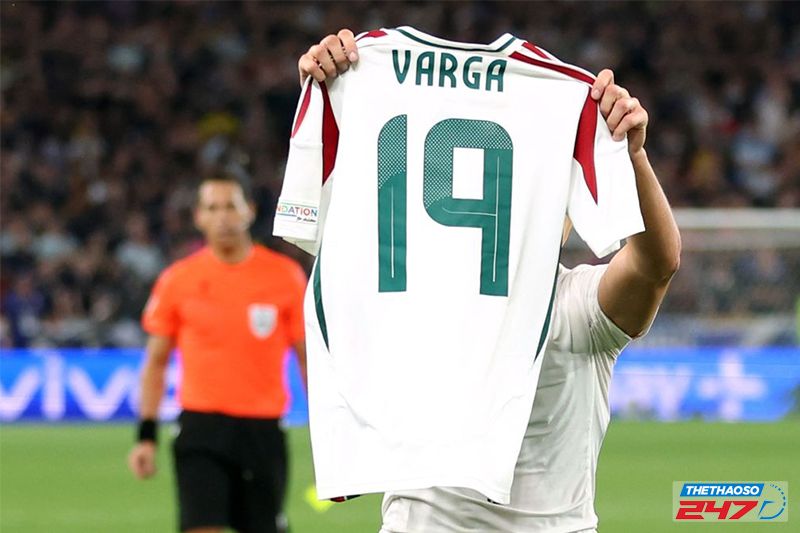 Chiếc áo thi đấu của Barnabas Varga đã được các đồng đội lấy ra ăn mừng