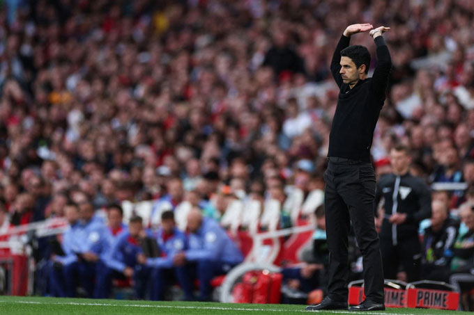 Arsenal đánh rơi chức vô địch Ngoại hạng Anh vào tay Liverpool?