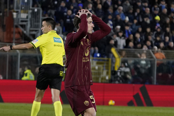 Bất ngờ vỡ òa Roma và AC Milan ôm hận trước các đối thủ yếu thế
