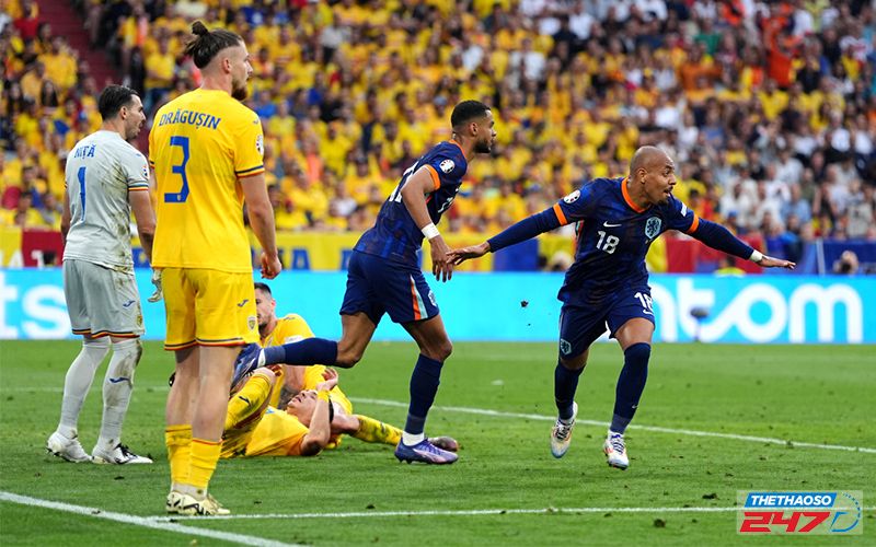 Malen và Depay ăn mừng khi Hà Lan đánh bại Romania và tiến vào tứ kết