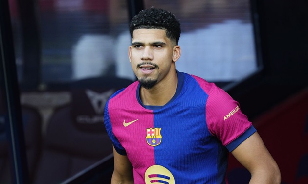 Ronald Araujo sắp trở lại, mang lại sự ổn định cho Barcelona đang khát cầu danh hiệu