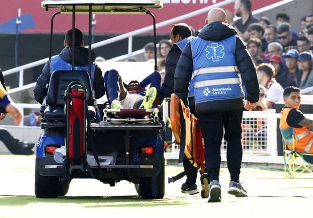 Cầu thủ Barcelona Alejandro Balde ho ra máu sau cú va chạm nguy hiểm