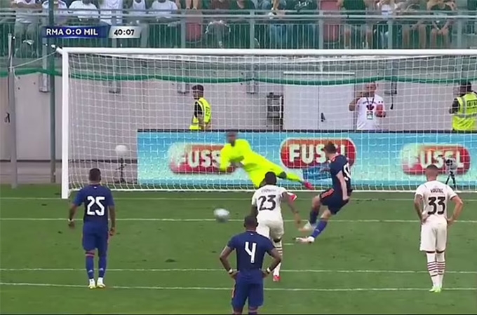 Gareth Bale sút hỏng phạt đền