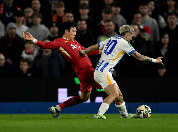 Liverpool theo đuổi Zubimendi, tương lai Endo bị đe dọa