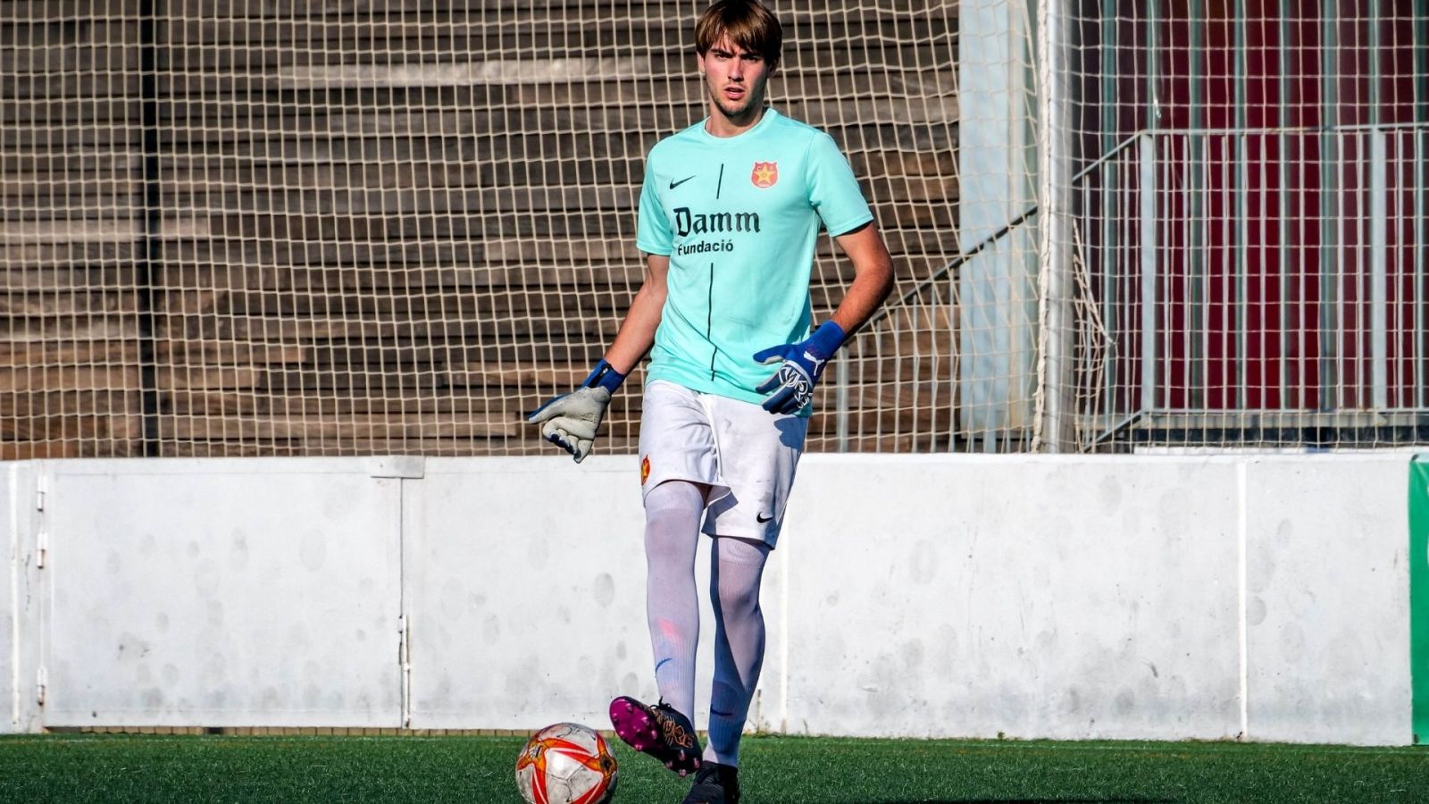 Barcelona chiêu mộ Nil Ruiz