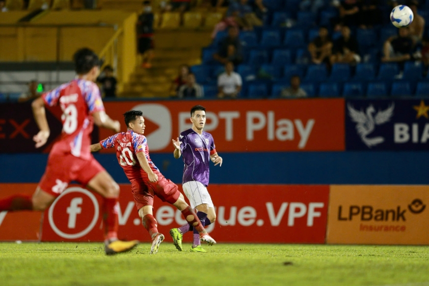 CLB Bình Dương Thắng Lớn 3-0, Tiến Linh Tỏa Sáng nhưng Đau Lưng, Wellington Nem Ghi Bàn Đầu Tiên