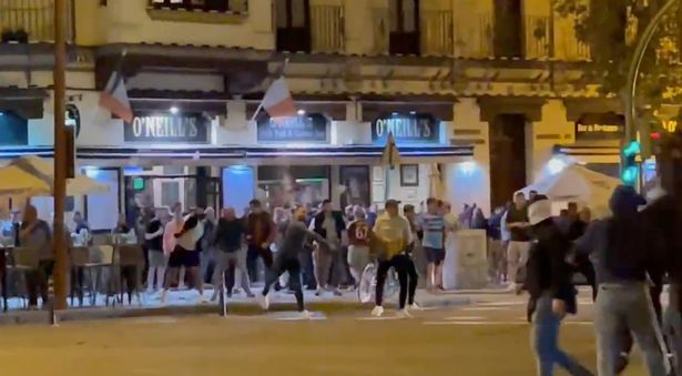 Cổ động viên West Ham hỗn chiến trước trận gặp Sevilla 