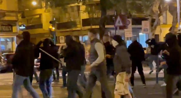 Cổ động viên West Ham hỗn chiến trước trận gặp Sevilla 