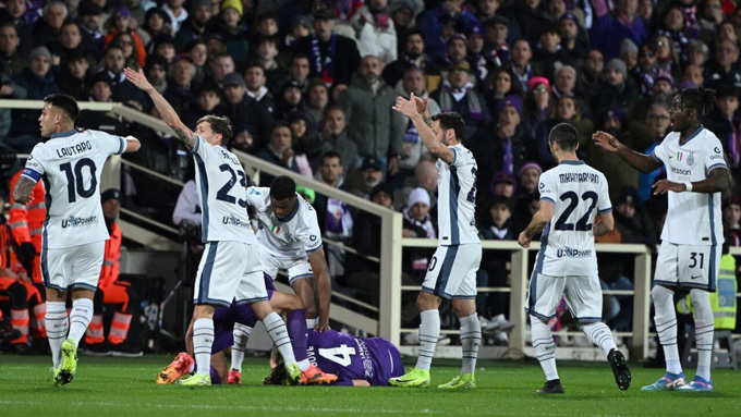 Thót tim ở Serie A Tiền vệ Fiorentina gục ngã trên sân, trận đấu hủy giữa chừng