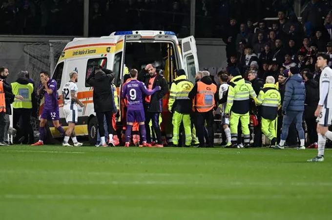 Thót tim ở Serie A Tiền vệ Fiorentina gục ngã trên sân, trận đấu hủy giữa chừng