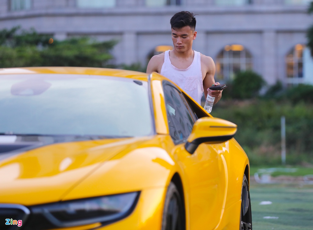 Bùi Tiến Dũng lái siêu xe gần 8 tỷ đồng đến sân tập cùng đồng đội    