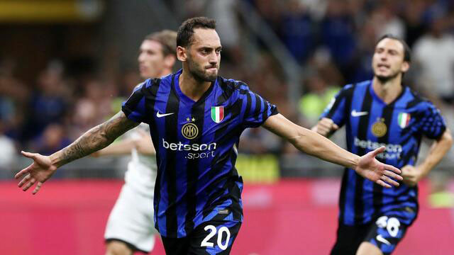 Hakan Calhanoglu Từ anh hùng đến tội đồ trong trận Inter vs Napoli gay cấn