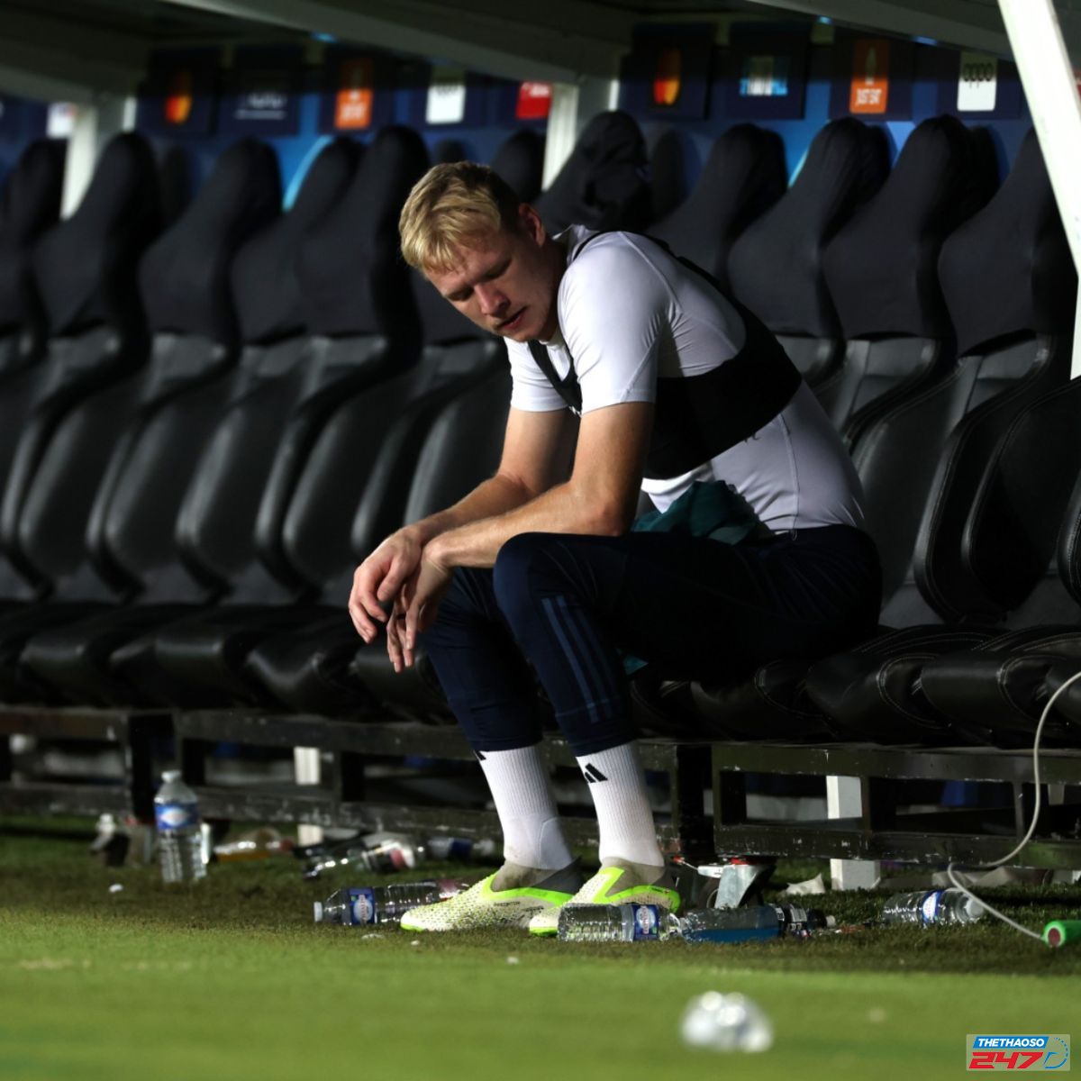 Ramsdale tỏ ra buồn bã trên băng ghế dự bị của Arsenal Ramsdale tỏ ra buồn bã trên băng ghế dự bị của Arsenal