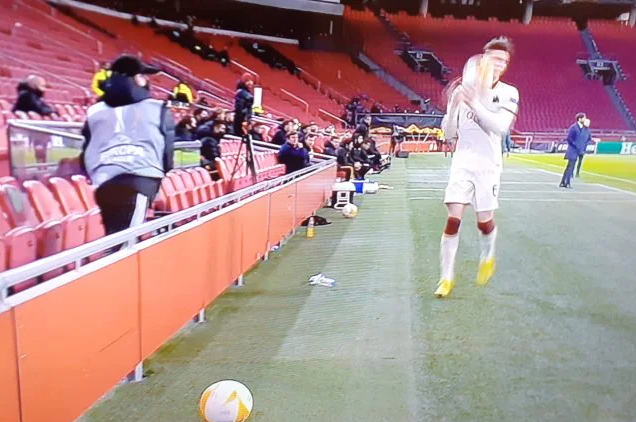 Câu giờ quá đáng, sao Roma nhận 2 quả báo liên tiếp ở Europa League