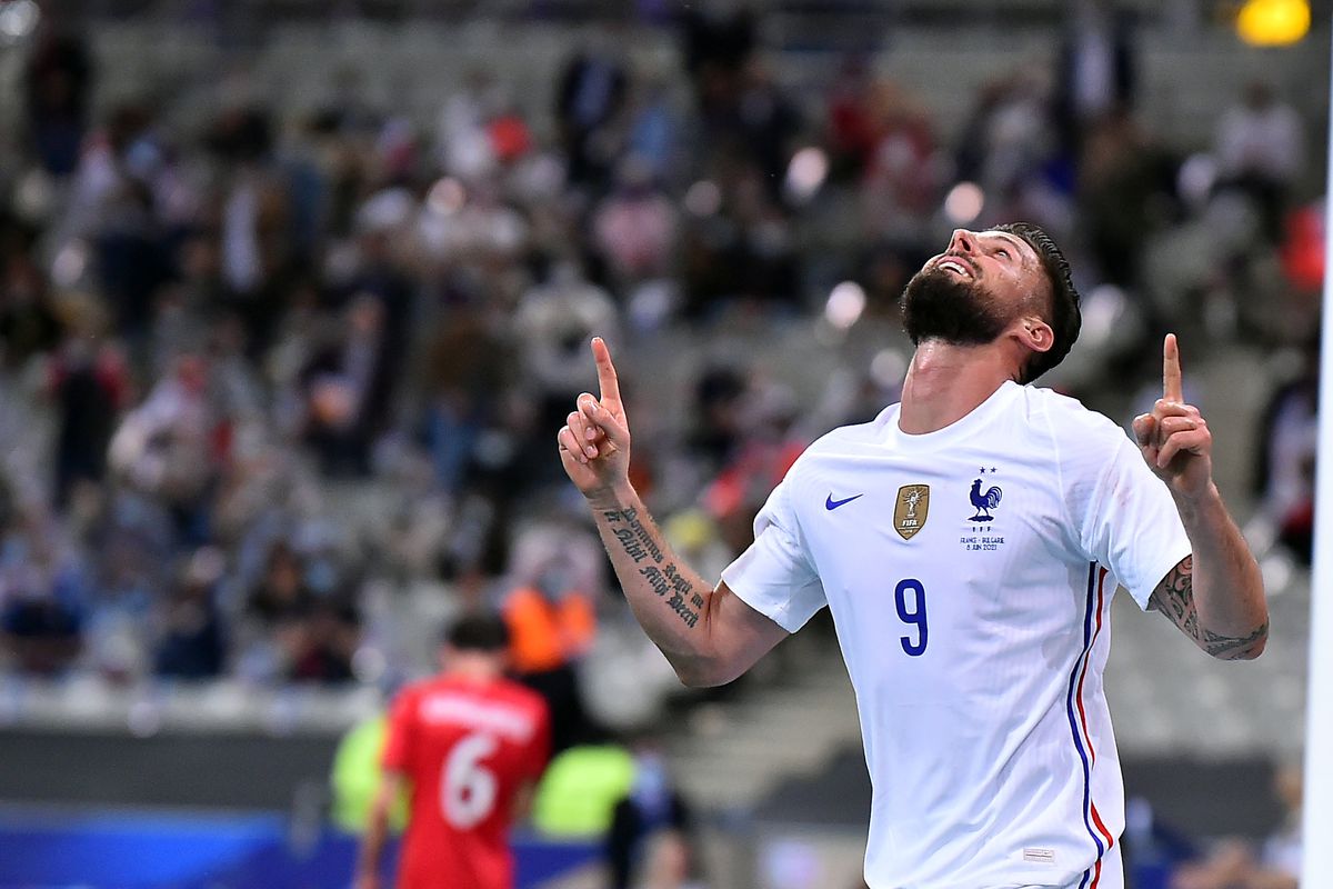 Giroud lập cú đúp